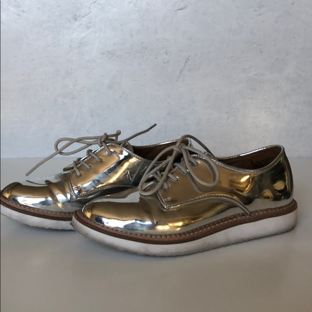 Shiney silver flat shoes